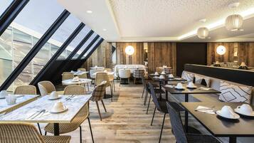 Se ofrece un desayuno bufé (18.90 EUR por persona)