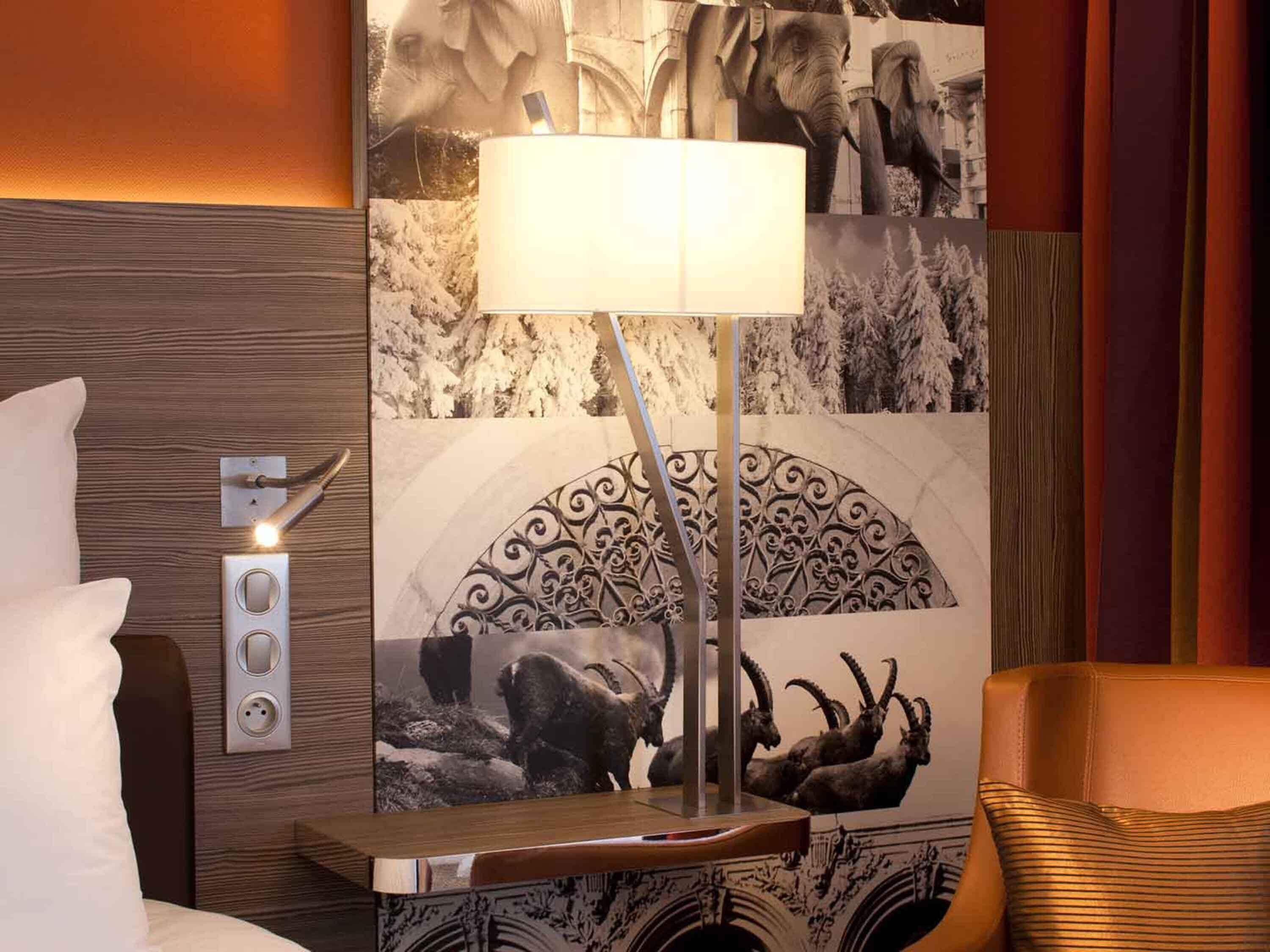 Een minibar, een kluis op de kamer, een bureau, verduisterende gordijnen