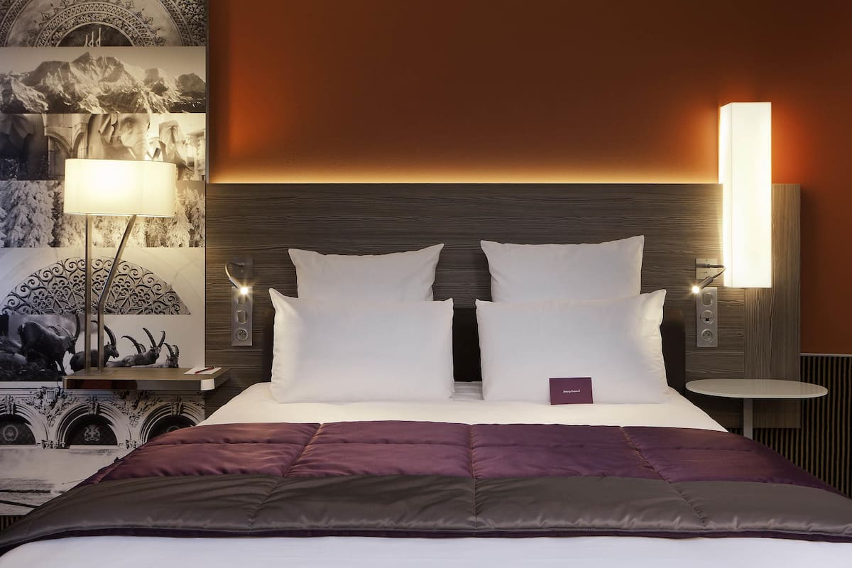 Classic-Zimmer, 1 Doppelbett | Minibar, Zimmersafe, Schreibtisch, VerdunkelungsvorhÀnge