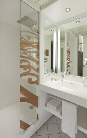 Combined shower/bathtub, eco-friendly toiletries, hair dryer, towels