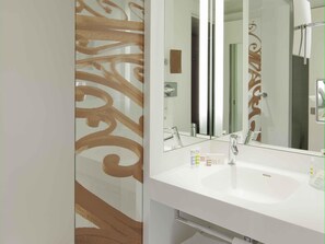 Privilege, Room, 1 Double Bed | Minibar, in-room safe, desk, blackout drapes