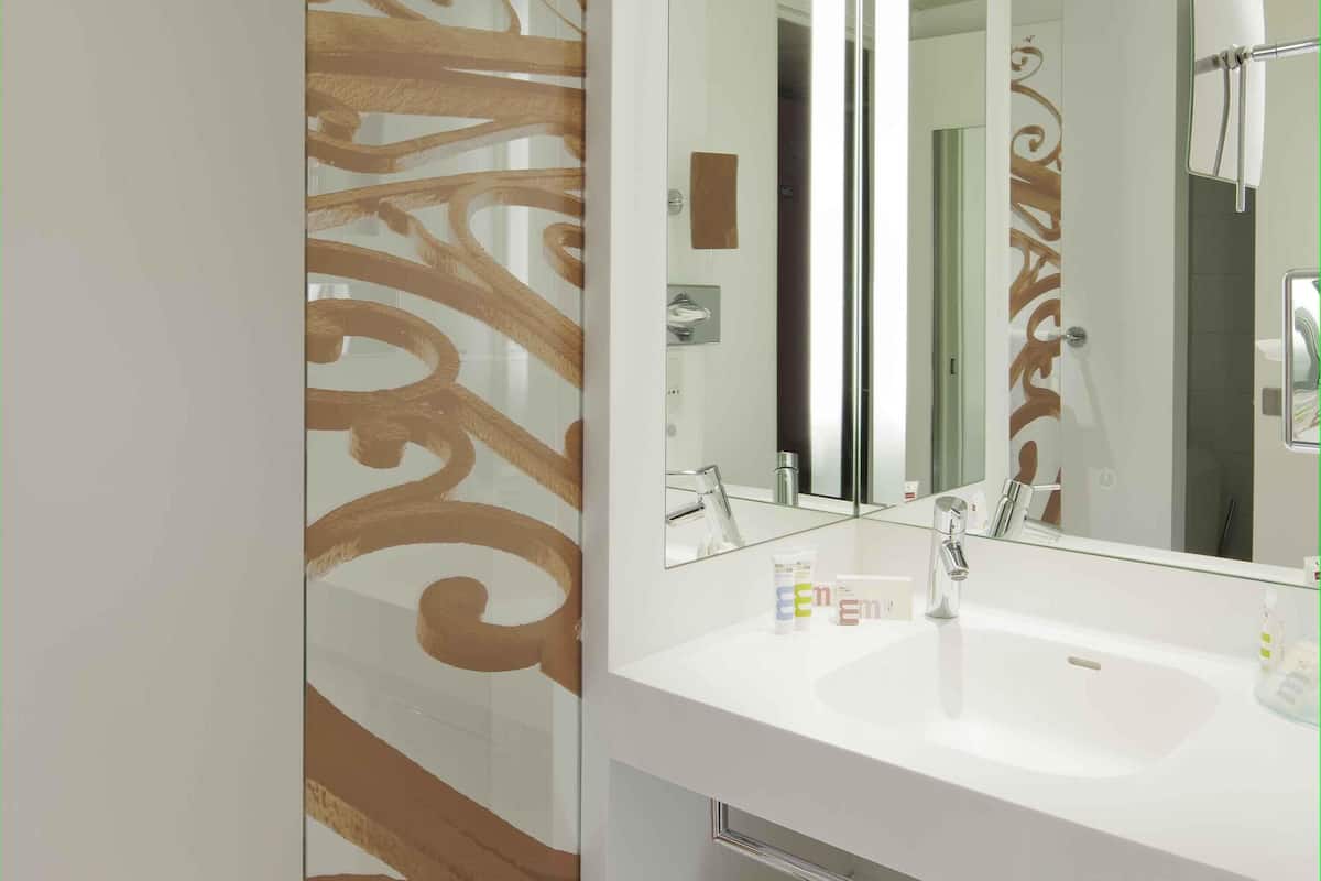 Privilege, Habitación, 1 cama doble | Minibar, caja fuerte, escritorio y cortinas opacas