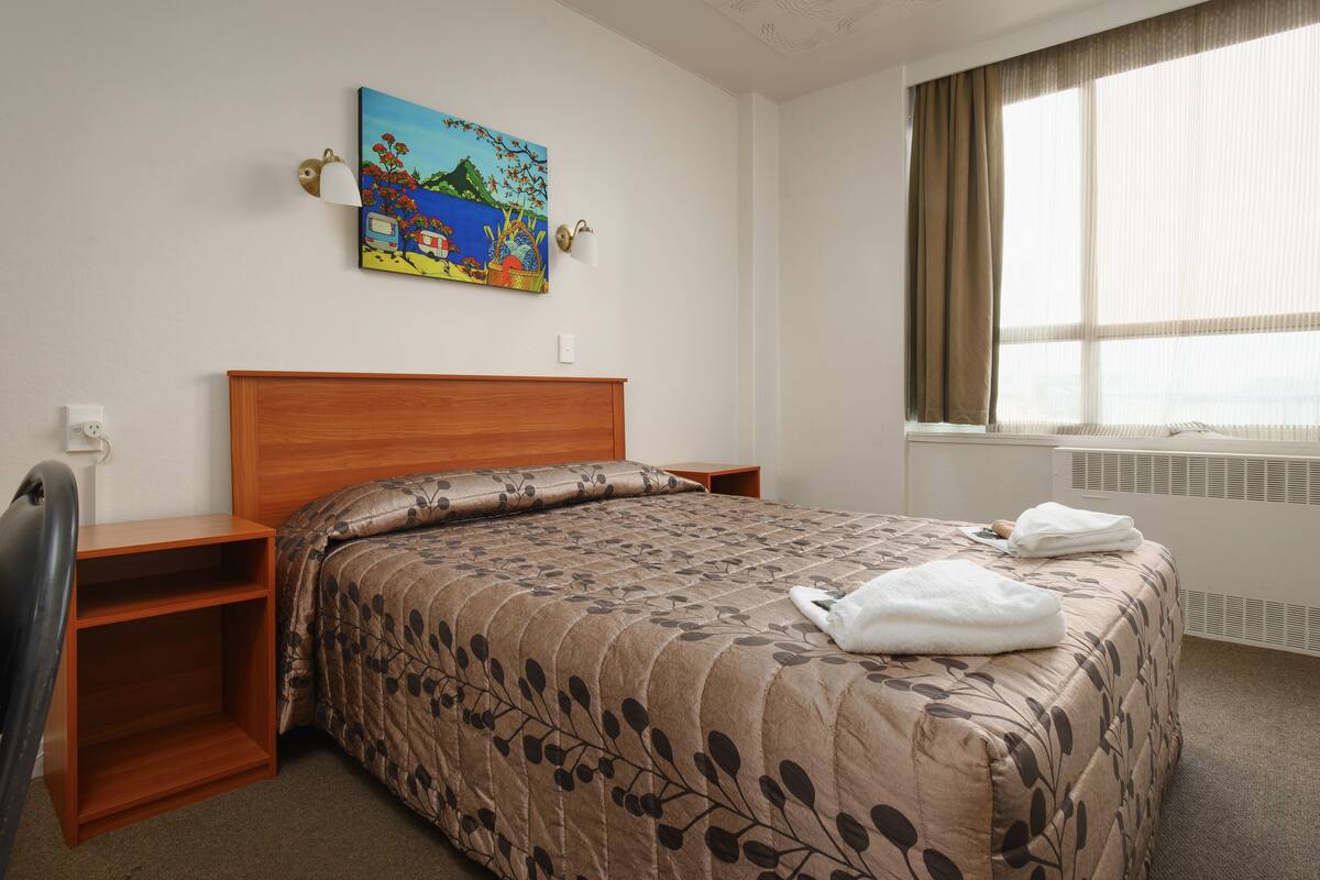 Ensuite Double Room | In-room safe, desk, iron/ironing board (on request), WiFi (free)