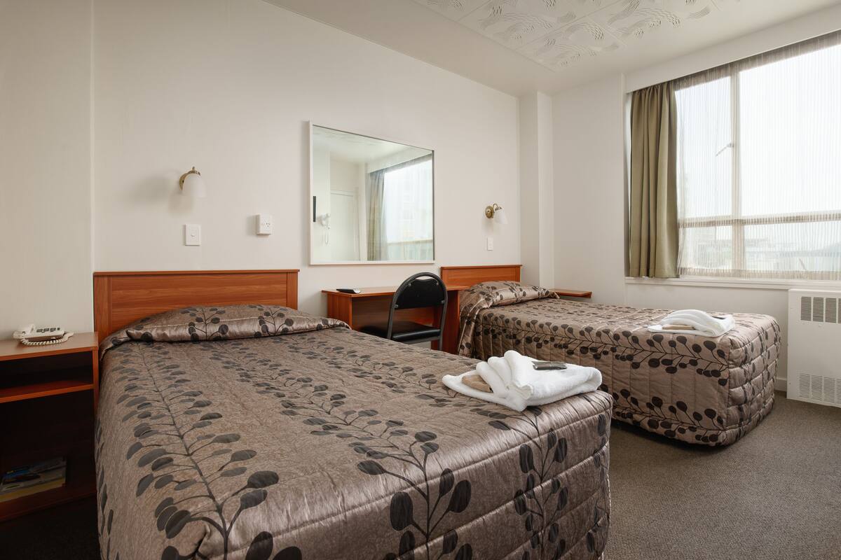 Ensuite Twin Room | In-room safe, desk, iron/ironing board (on request), WiFi (free)