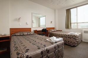 Chambre avec lits jumeaux, salle de bains attenante