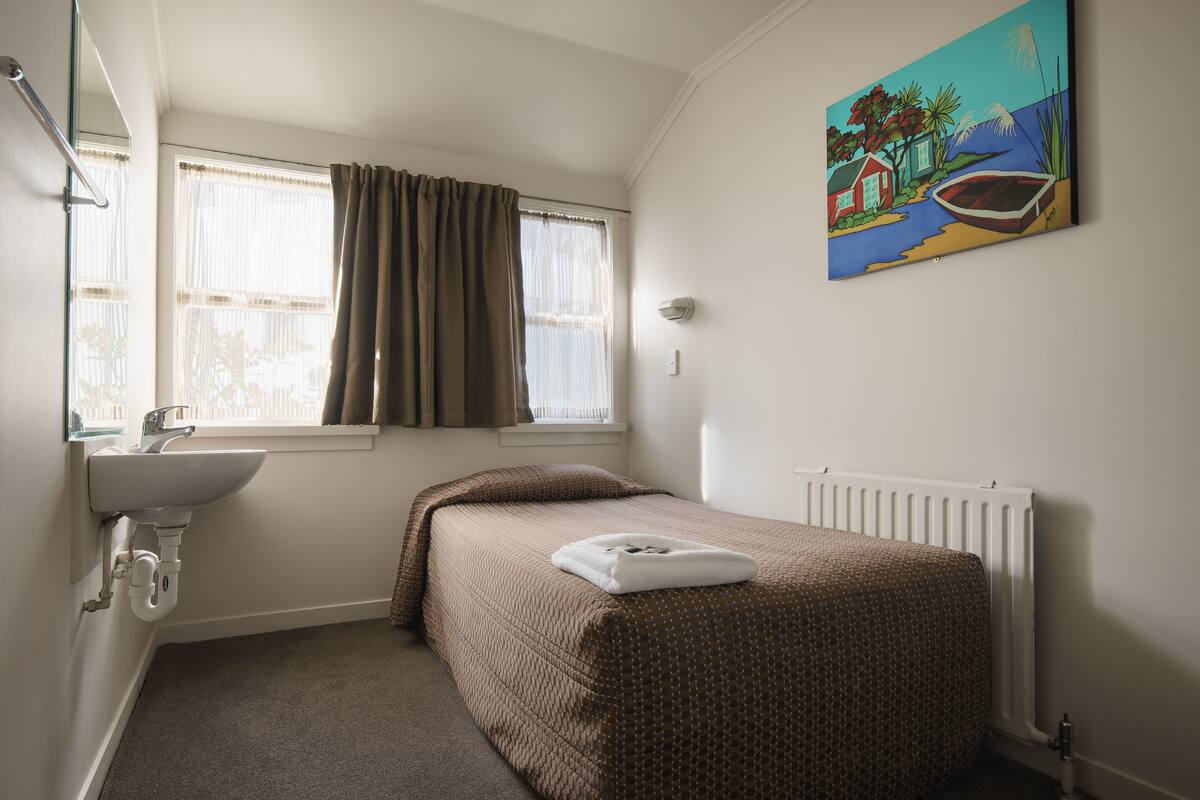 Economy Single Room, Shared Bathroom | In-room safe, desk, iron/ironing board (on request), WiFi (free)