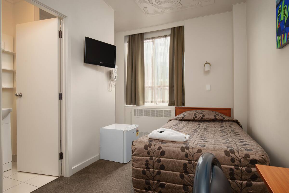 Single Room, Ensuite | In-room safe, desk, iron/ironing board (on request), WiFi (free)