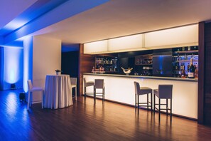 2 bars/lounges, poolside bar