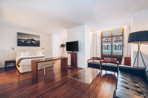 Minibar, caja de seguridad en la habitación y decoración personalizada 
