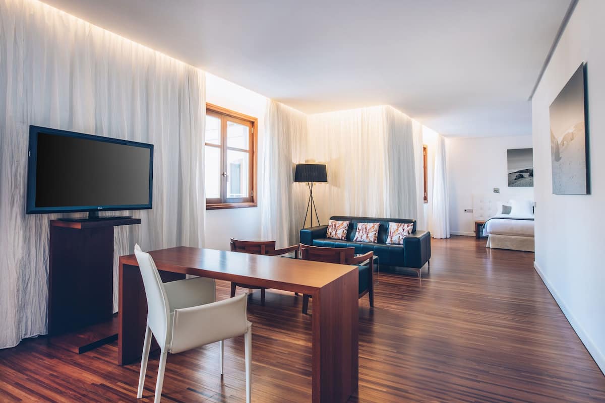 suite | 1 bedroom, minibar, in-room safe, individually decorated