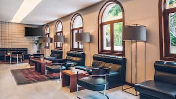 2 bars/lounges, poolside bar