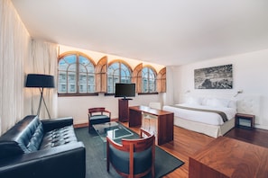 Minibar, in-room safe, individually decorated, individually furnished