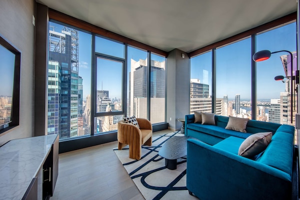 65 inci sebuah televisyen pintar dengan kabel, TV