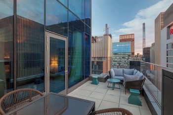 Kg Ste Syln Vw w/Terr Mobility Access RISHW | Premium bedding, down comforters, in-room safe, desk at Tempo by Hilton New York Times Square