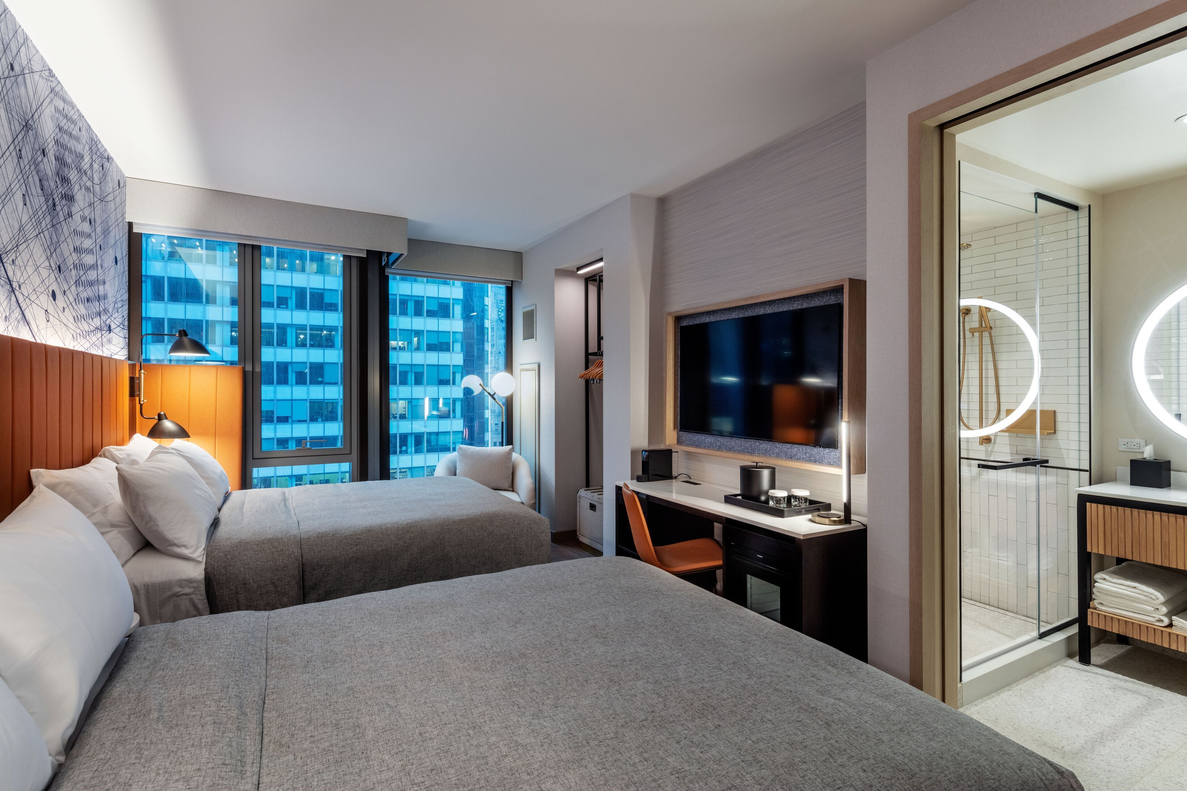 Luxe beddengoed, donsdekens, een kluis op de kamer, een bureau