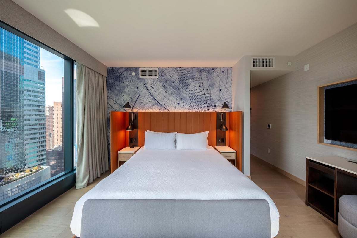 Luxe beddengoed, donzen dekbedden, een kluis op de kamer, een bureau