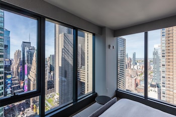 King Corner Times Sq Vw Hearing Accessible | Premium bedding, down comforters, in-room safe, desk at Tempo by Hilton New York Times Square