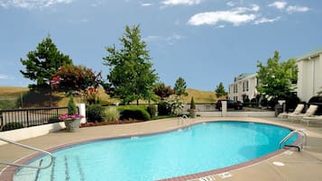 Una piscina al aire libre de temporada