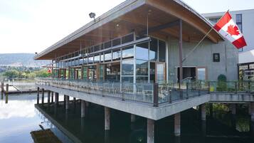 2 nhà hàng, phục vụ bữa sáng, bữa trưa, bữa tối, món ăn kiểu Mỹ