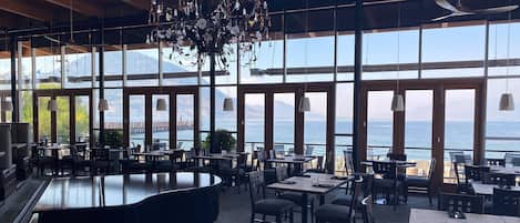 2 restaurantes, se sirven desayunos, comidas, cenas y cocina americana
