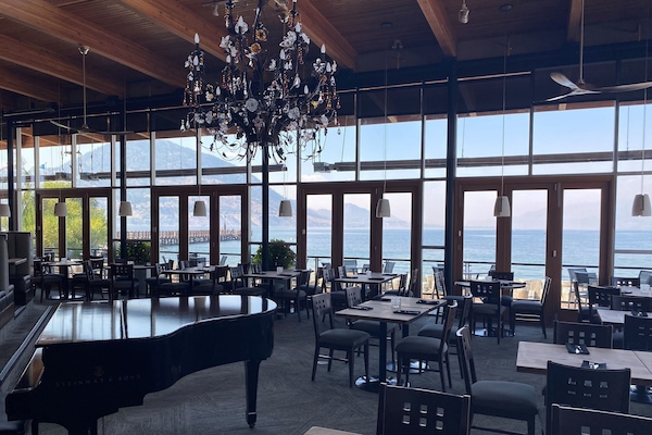 2 restaurantes; se sirve desayuno, almuerzo y cena; cocina americana