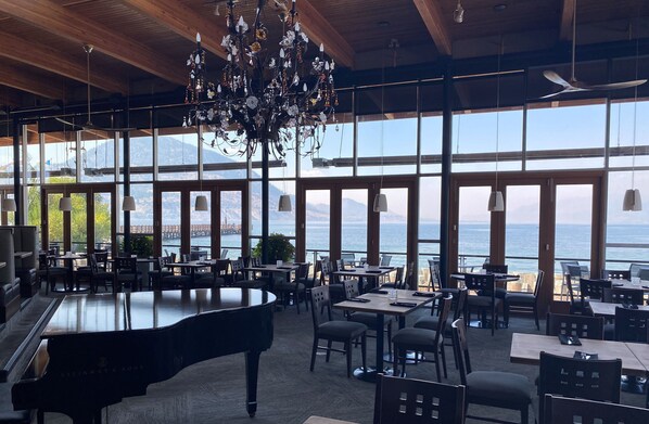 2 restaurants, breakfast, lunch, dinner served; American cuisine 