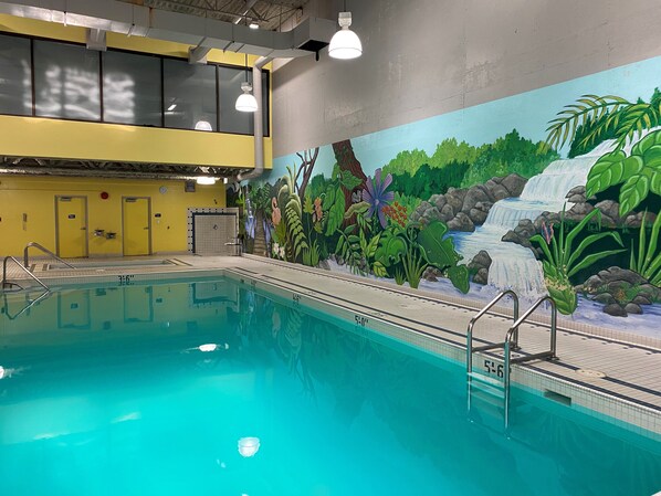 Una piscina cubierta