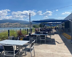 Pub con vistas a la playa (abre todos los días)