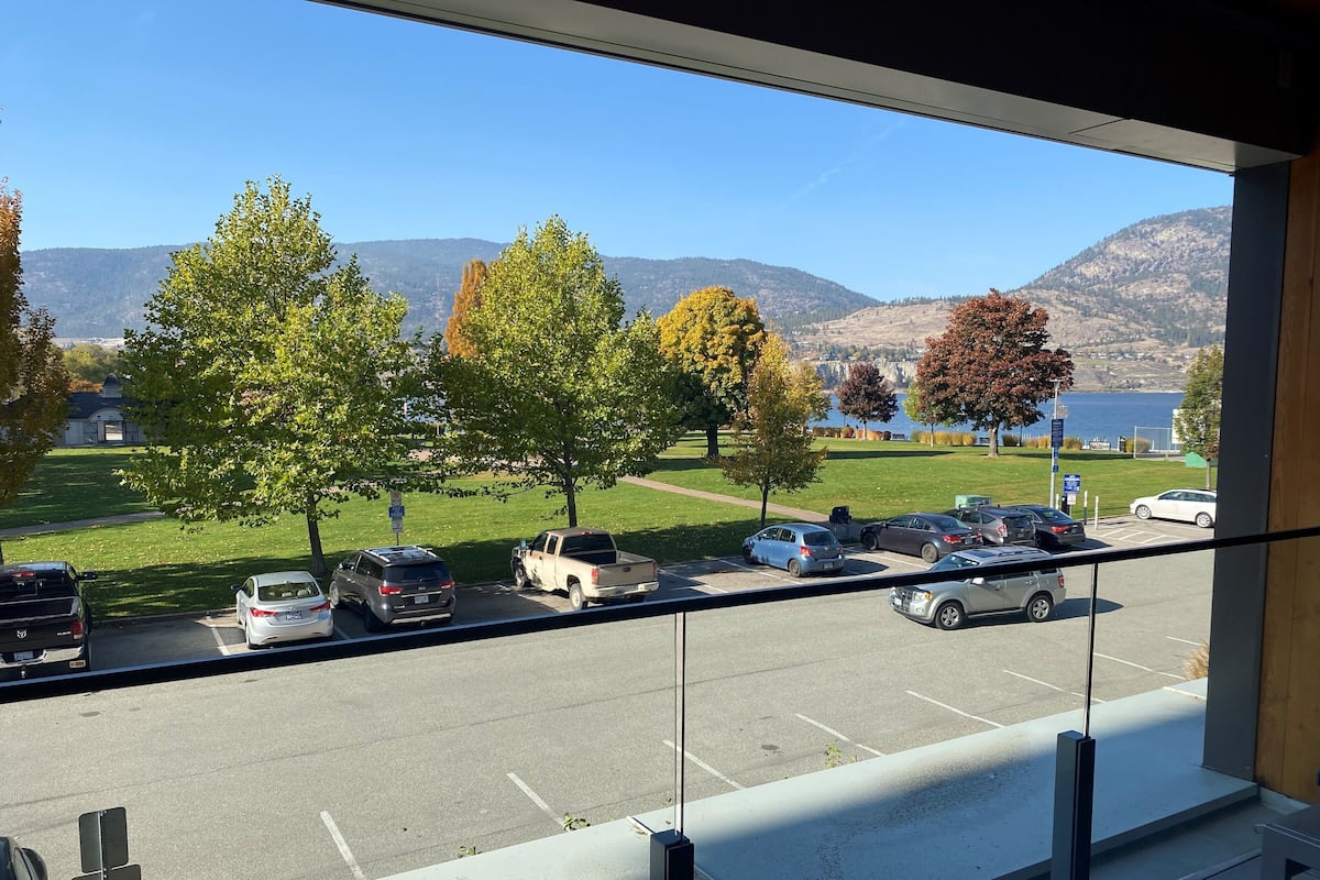 Habitación Deluxe, vista parcial al lago (No Pets) | Vista desde la habitación