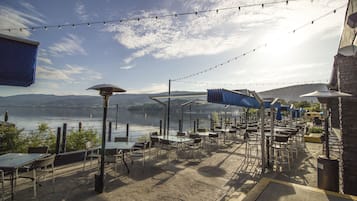 Beach views, serves lunch, dinner, and happy hour