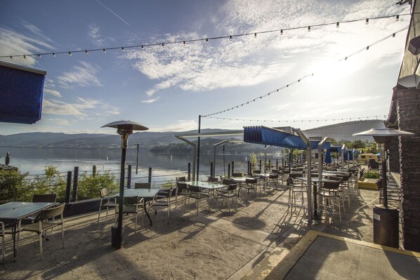 Beach views, serves lunch, dinner and happy hour