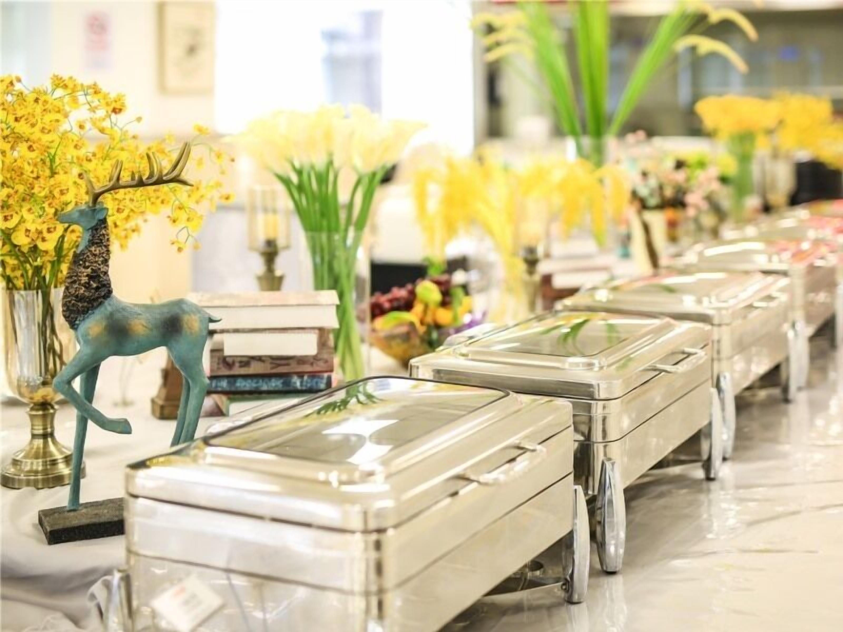 daily buffet breakfast (cny 40 per person)