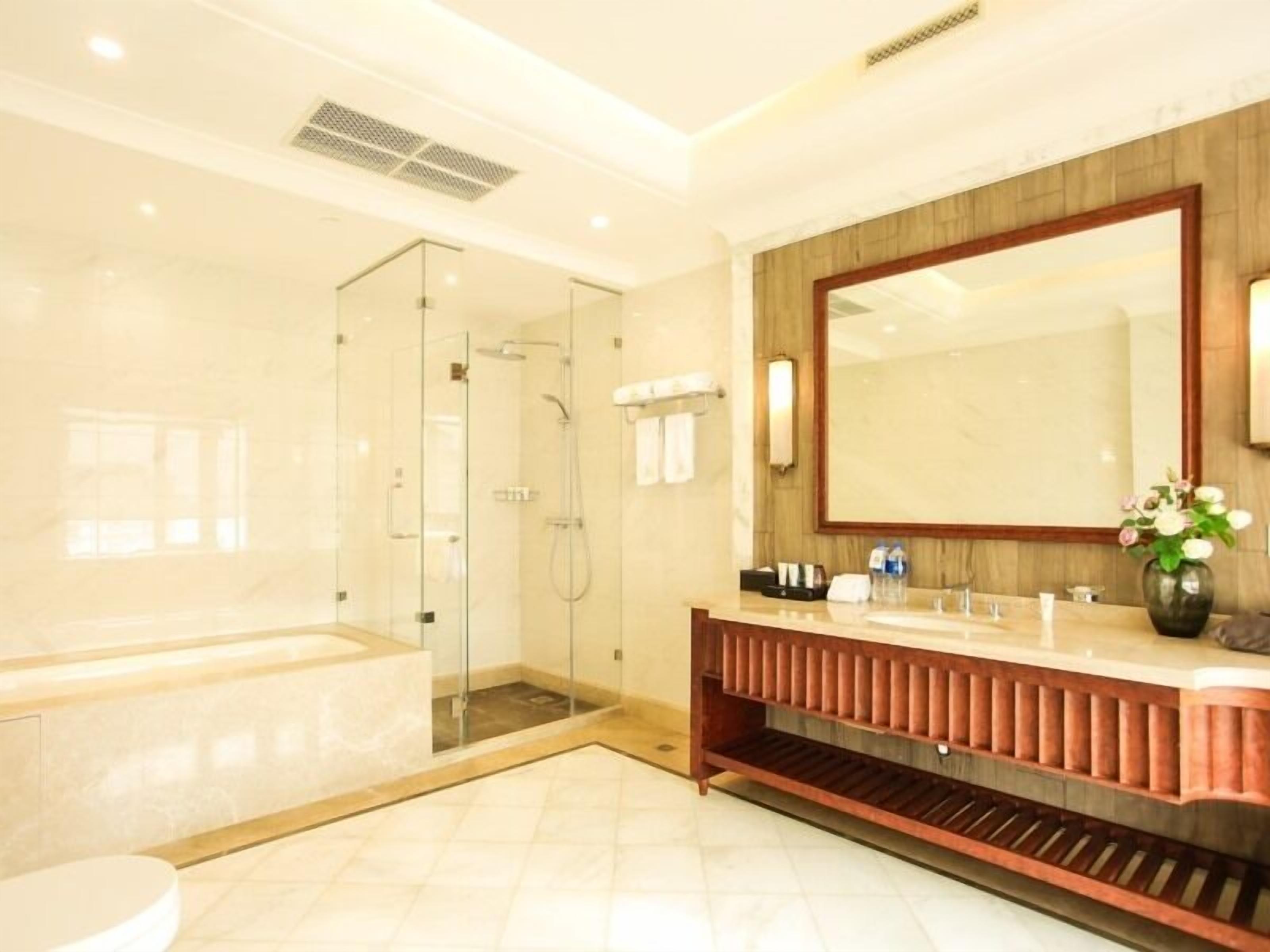 executive suite | bathroom | free toiletries, towels