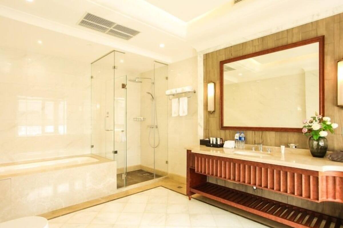 executive suite | bathroom | free toiletries, towels