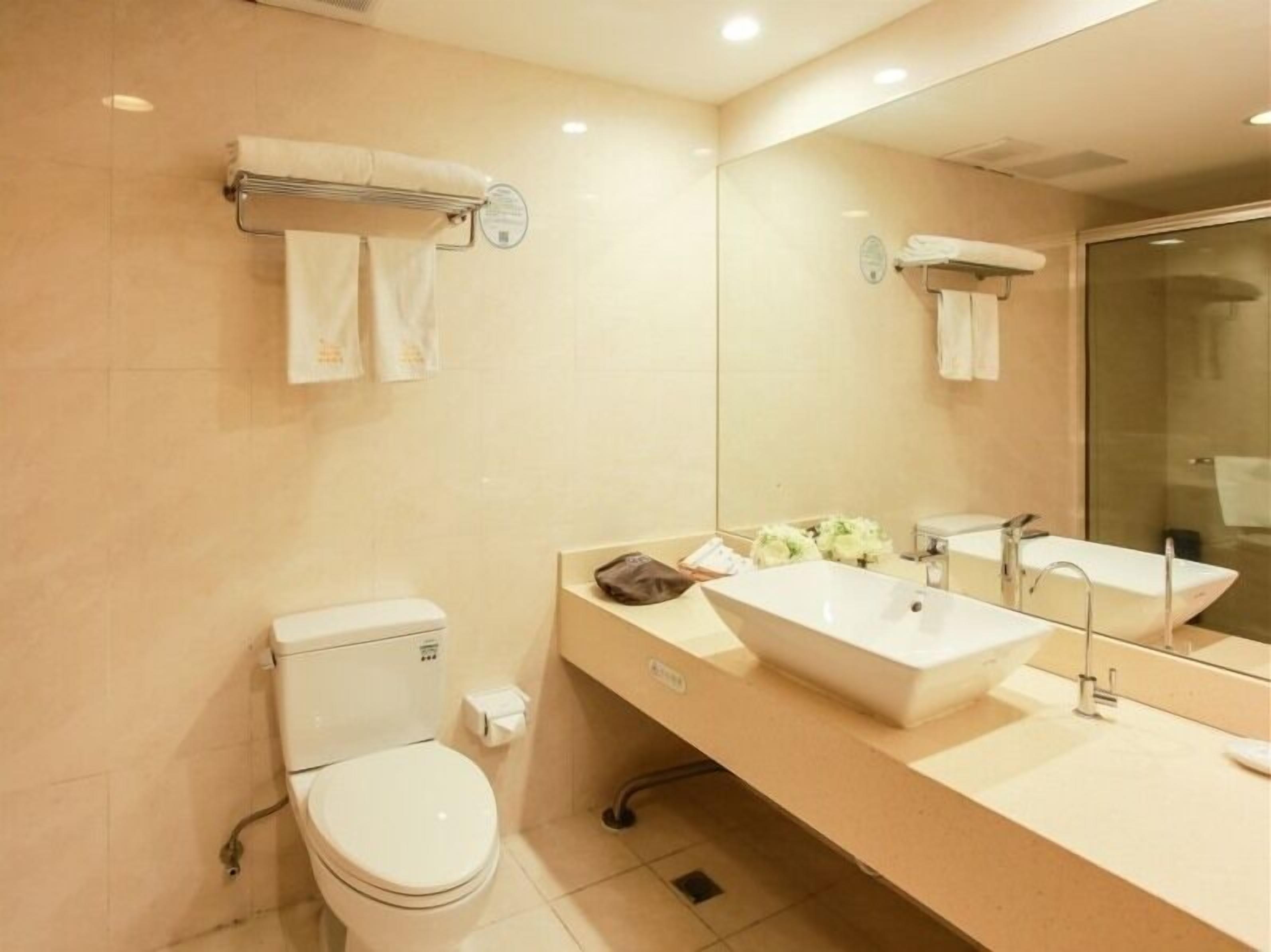 superior double room | bathroom | free toiletries, towels
