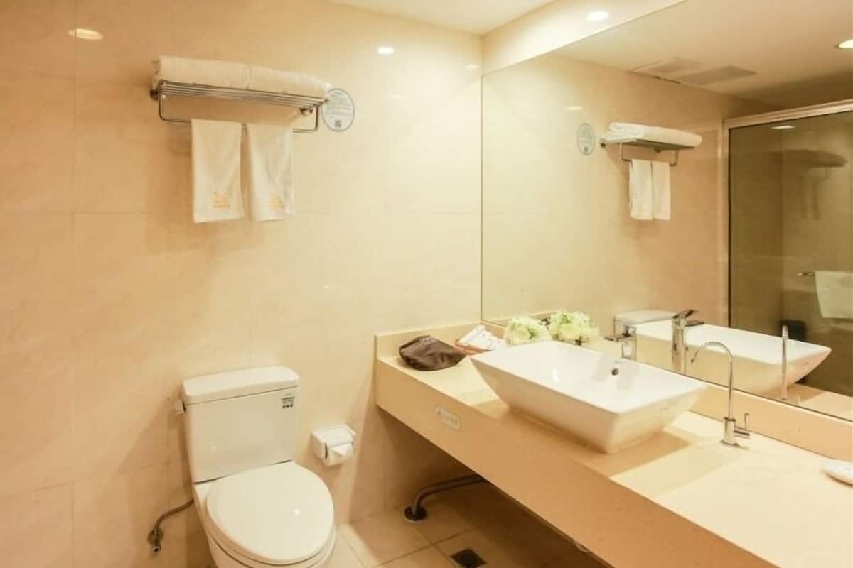 superior double room | bathroom | free toiletries, towels