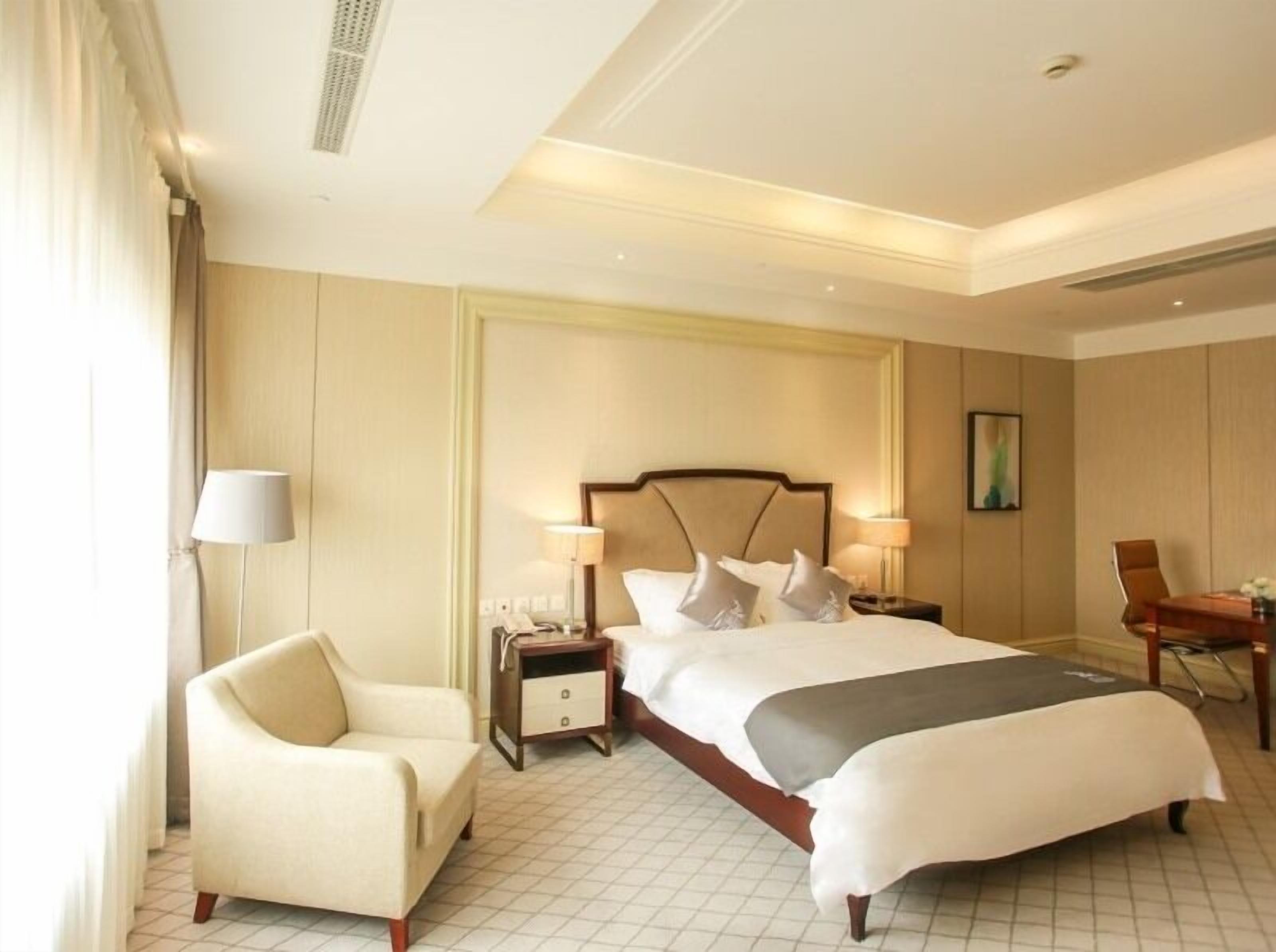 deluxe suite | laptop workspace, free wifi, bed sheets