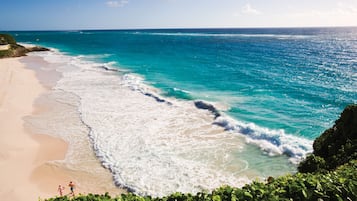 Sulla spiaggia, sabbia bianca, teli da spiaggia, un bar sulla spiaggia