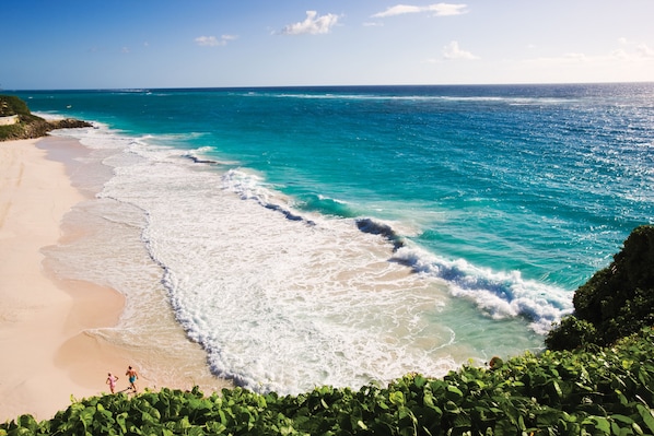 Plage, sable blanc, serviettes de plage, bar de plage