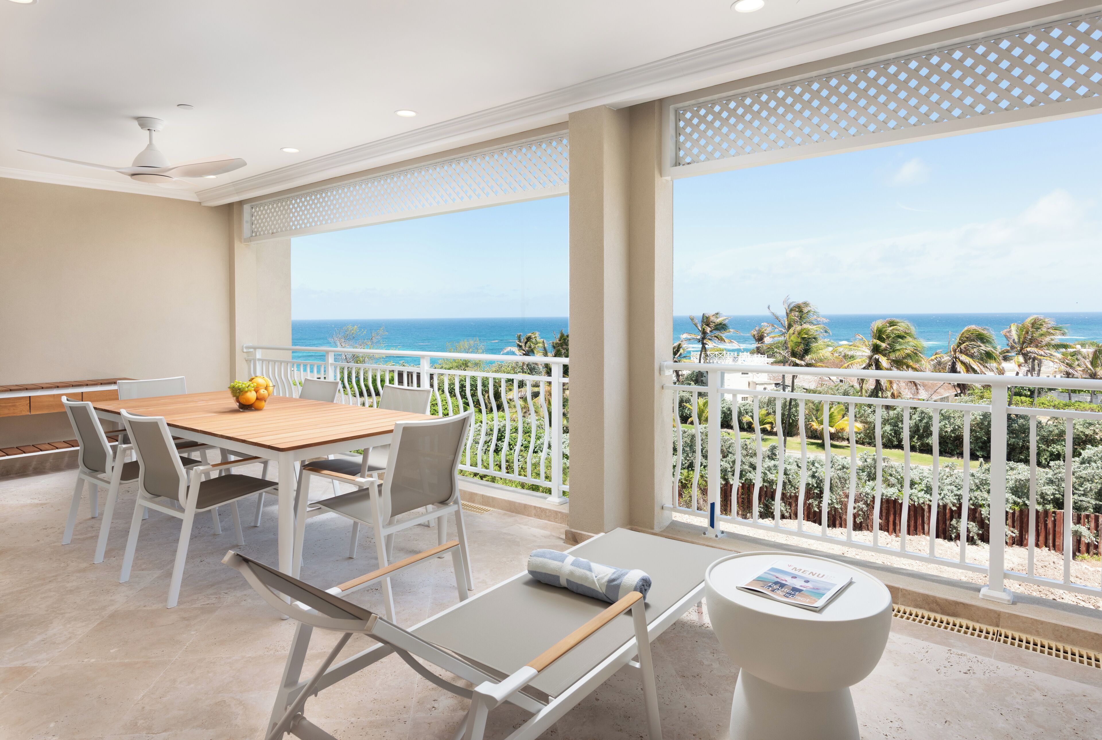 奢华客房, 1 张特大床, 部分海洋景观 | 露台