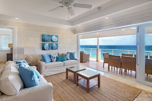 Luxury Suite, Ocean View | Living area