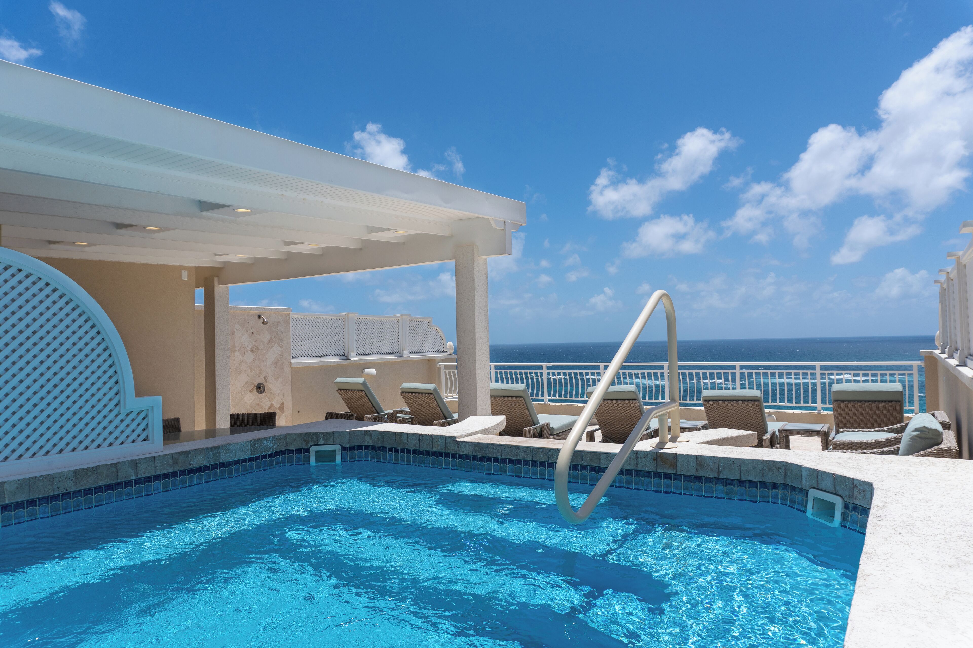 5 outdoor pools, open 8:00 am to 10:00 pm, pool umbrellas