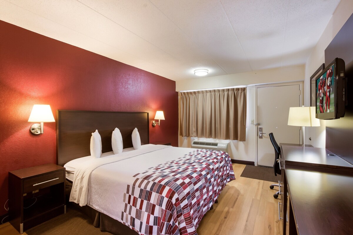 Blackout curtains, free cots/infant beds, free WiFi, bed sheets