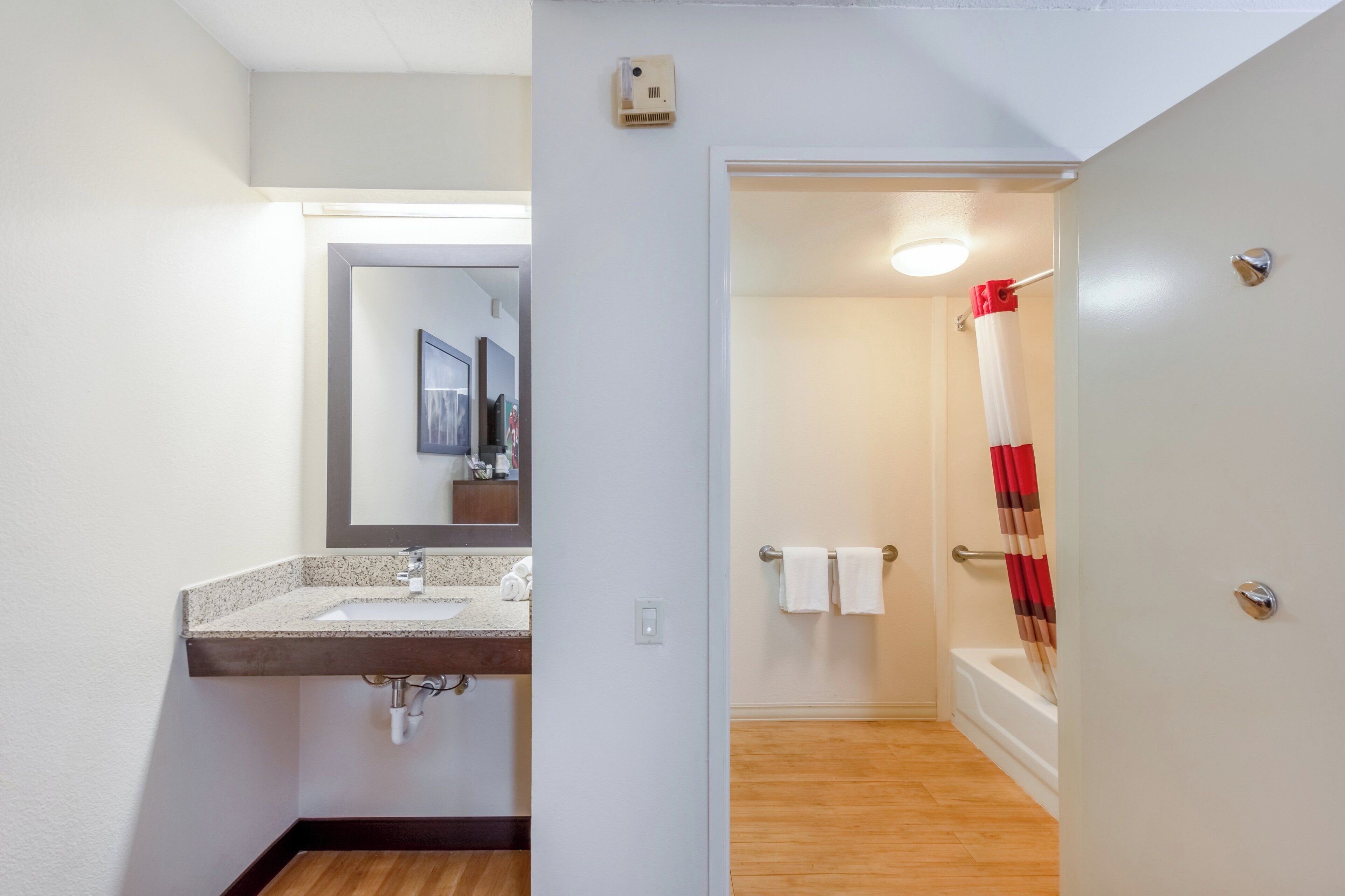 Combined shower/tub, towels