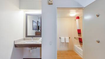 Combined shower/tub, towels