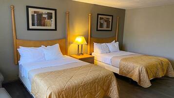 Camas con pillow-top, muebles diferentes y escritorio