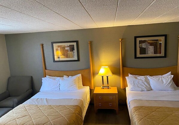Camas con pillow-top, muebles diferentes y escritorio 