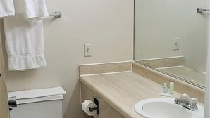Articles de toilette gratuits, sèche-cheveux, serviettes fournies