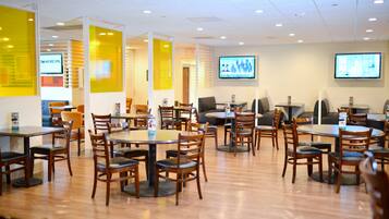 Desayuno buffet todos los días (con cargo)