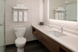 Kombinert dusj/badekar, toalettartikler (inkludert) og hårføner